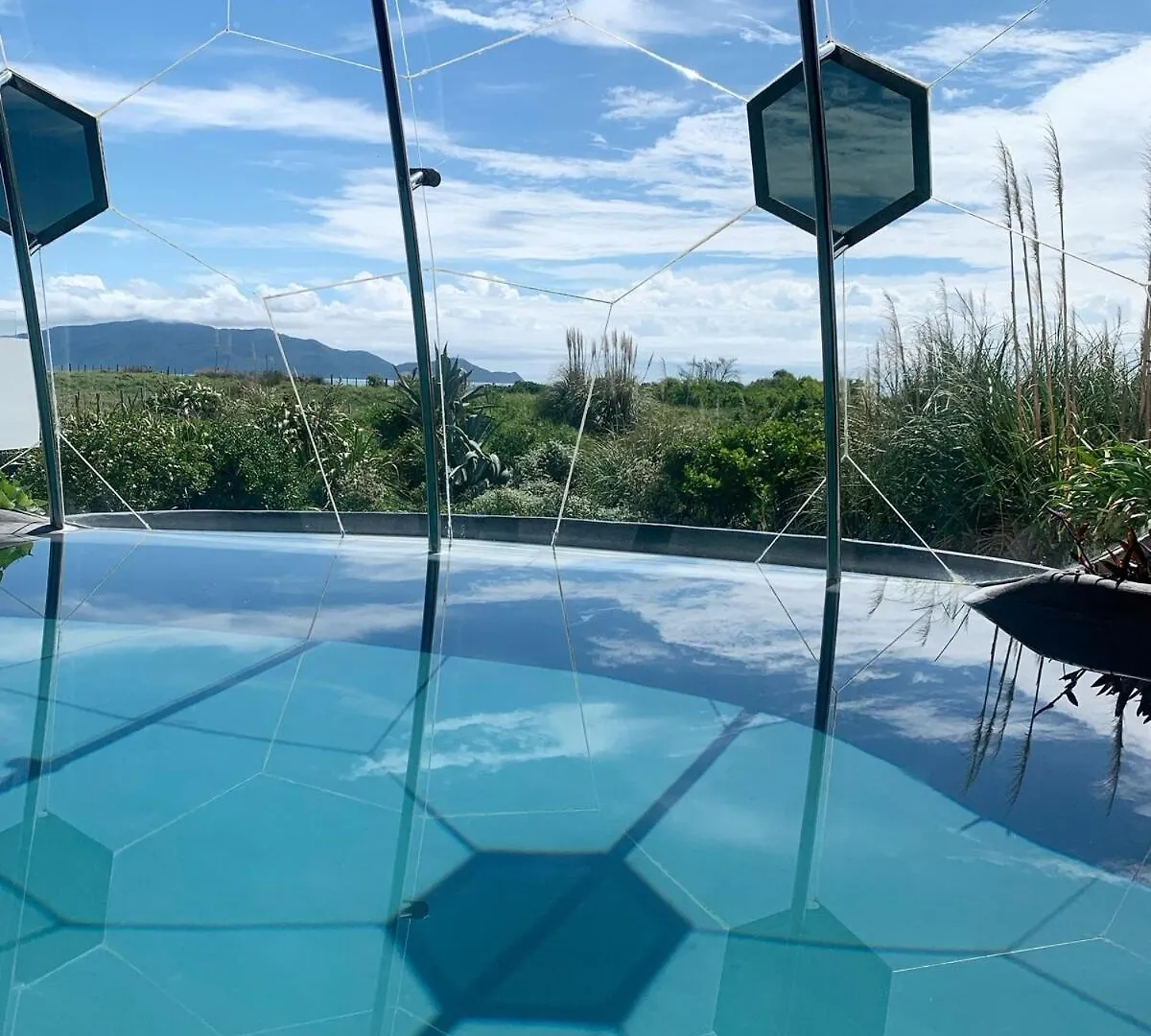 Iconic & Curvaceous Beach House Waikanae Holiday home