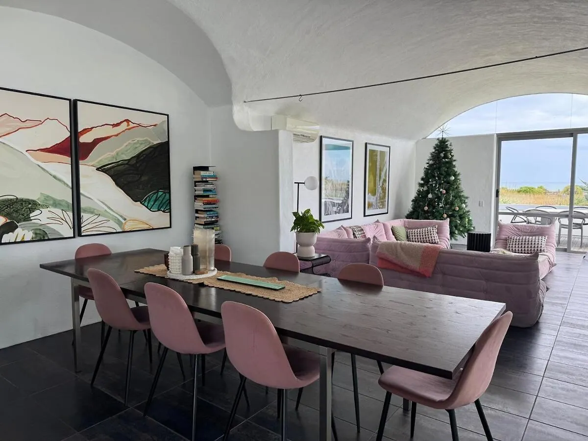 Holiday home Iconic & Curvaceous Beach House Waikanae