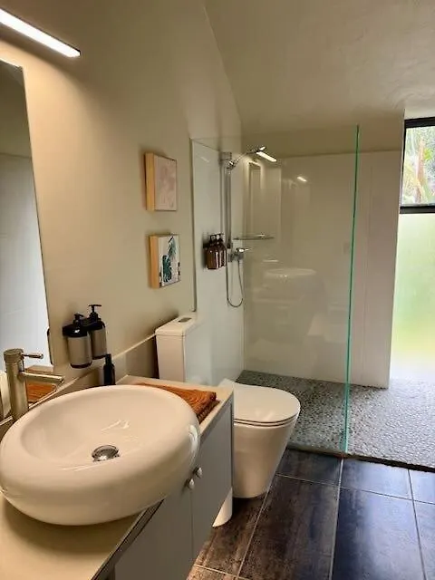 Iconic & Curvaceous Beach House Waikanae Holiday home