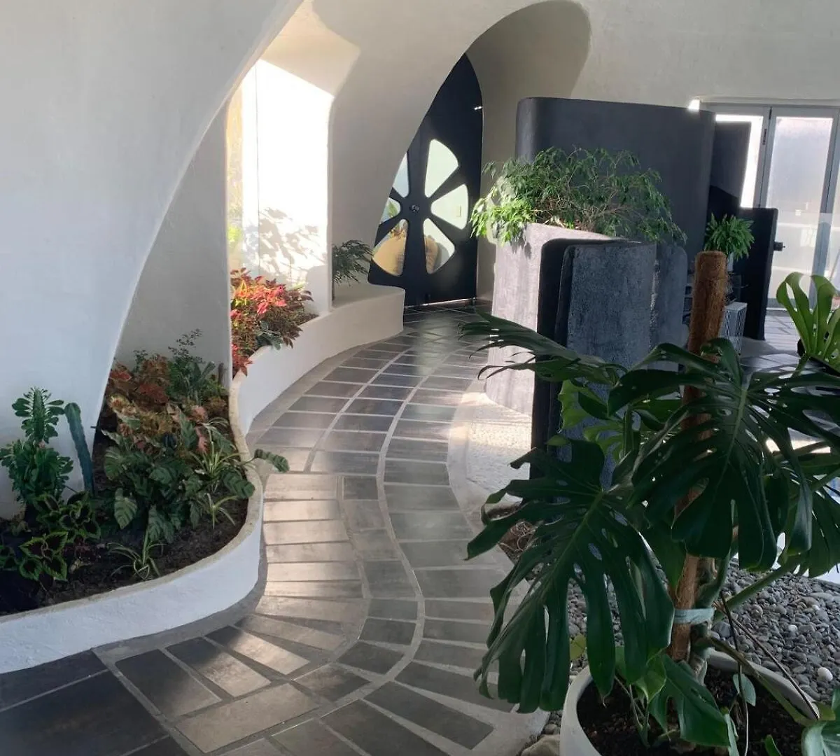 Iconic & Curvaceous Beach House Waikanae Holiday home