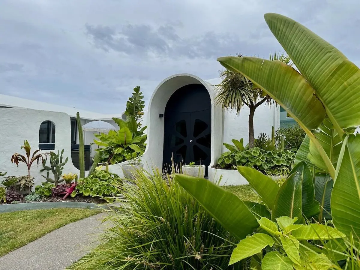 Iconic & Curvaceous Beach House Waikanae