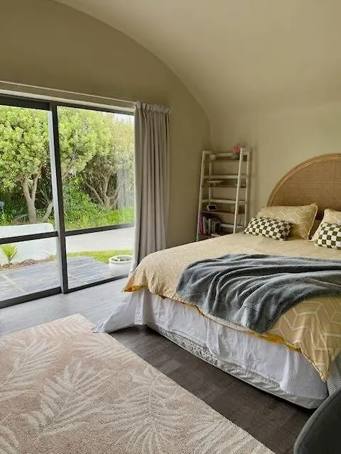 Iconic & Curvaceous Beach House Waikanae