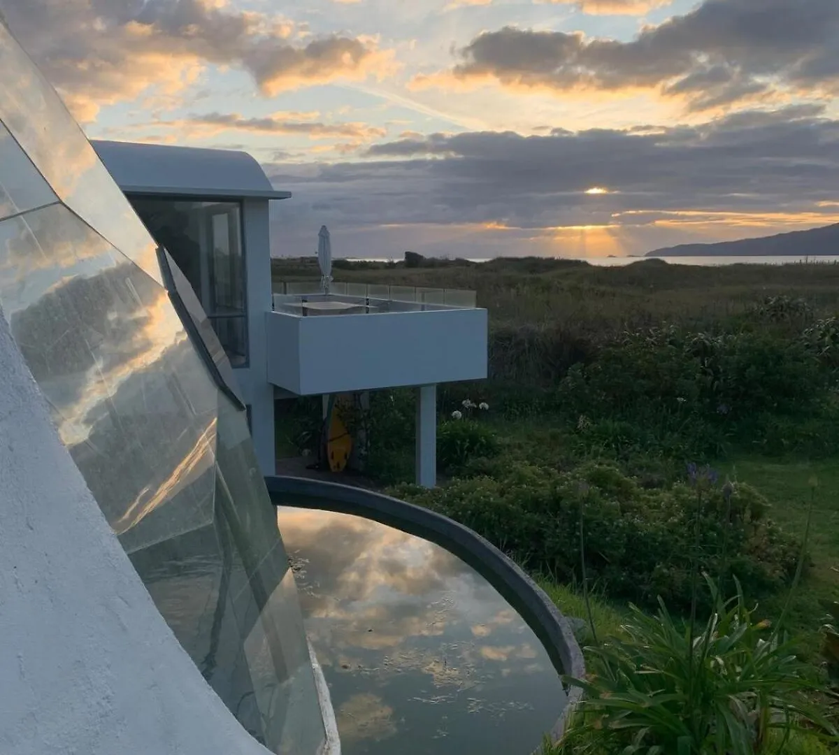 Ferienhaus Iconic & Curvaceous Beach House Waikanae