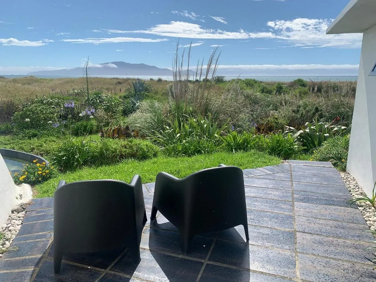 Iconic & Curvaceous Beach House Waikanae Ferienhaus