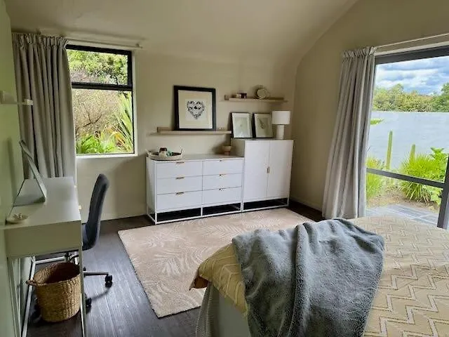 Iconic & Curvaceous Beach House Waikanae Ferienhaus