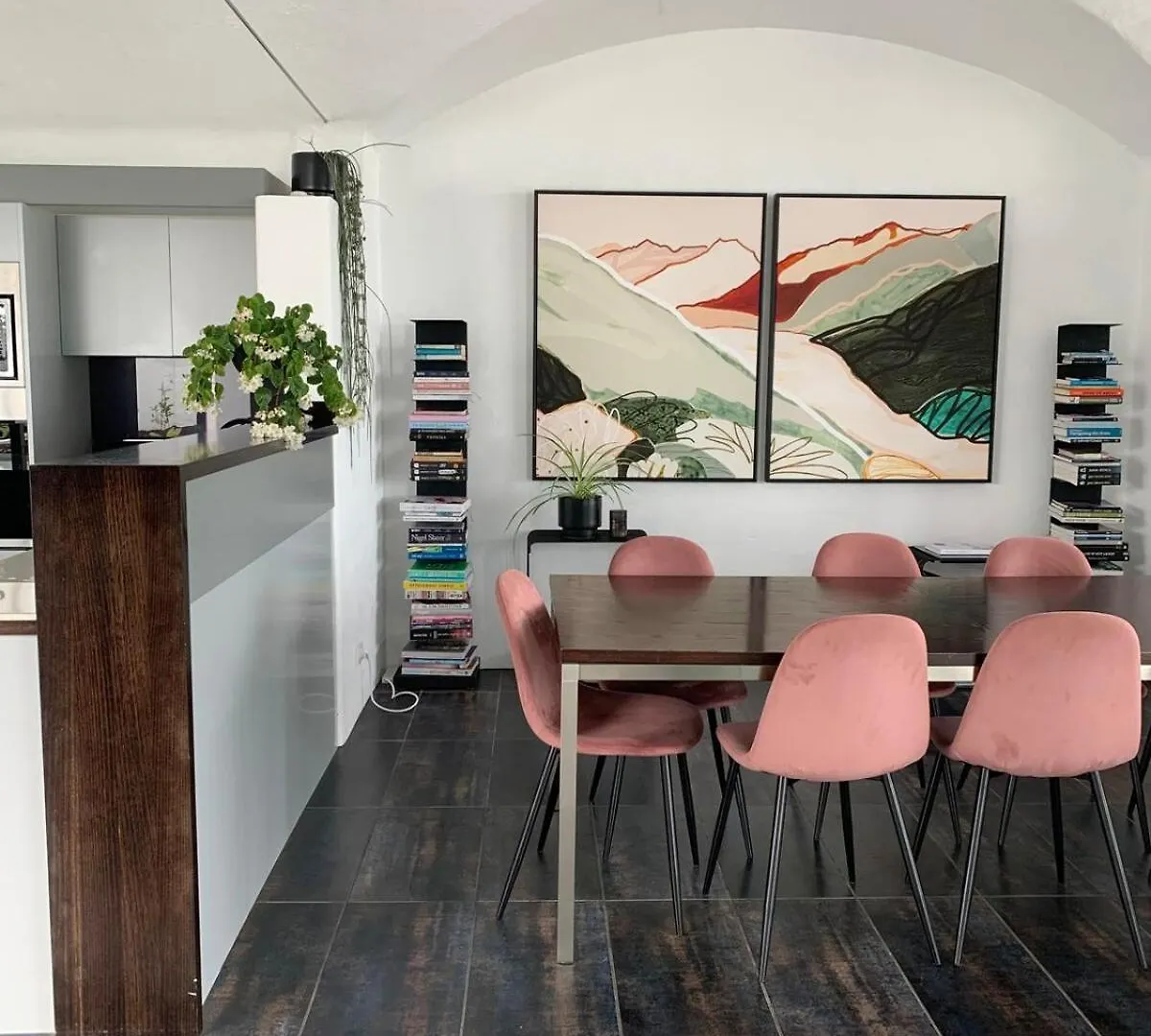 Iconic & Curvaceous Beach House Waikanae Neuseeland