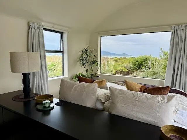 Ferienhaus Iconic & Curvaceous Beach House Waikanae